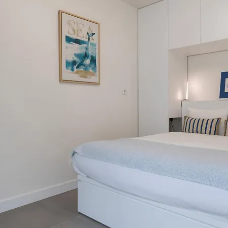 Bright 2bdr Duplex With Balcony By Lovelystay