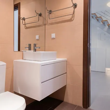 Bright 2bdr Duplex With Balcony By Lovelystay Apartment